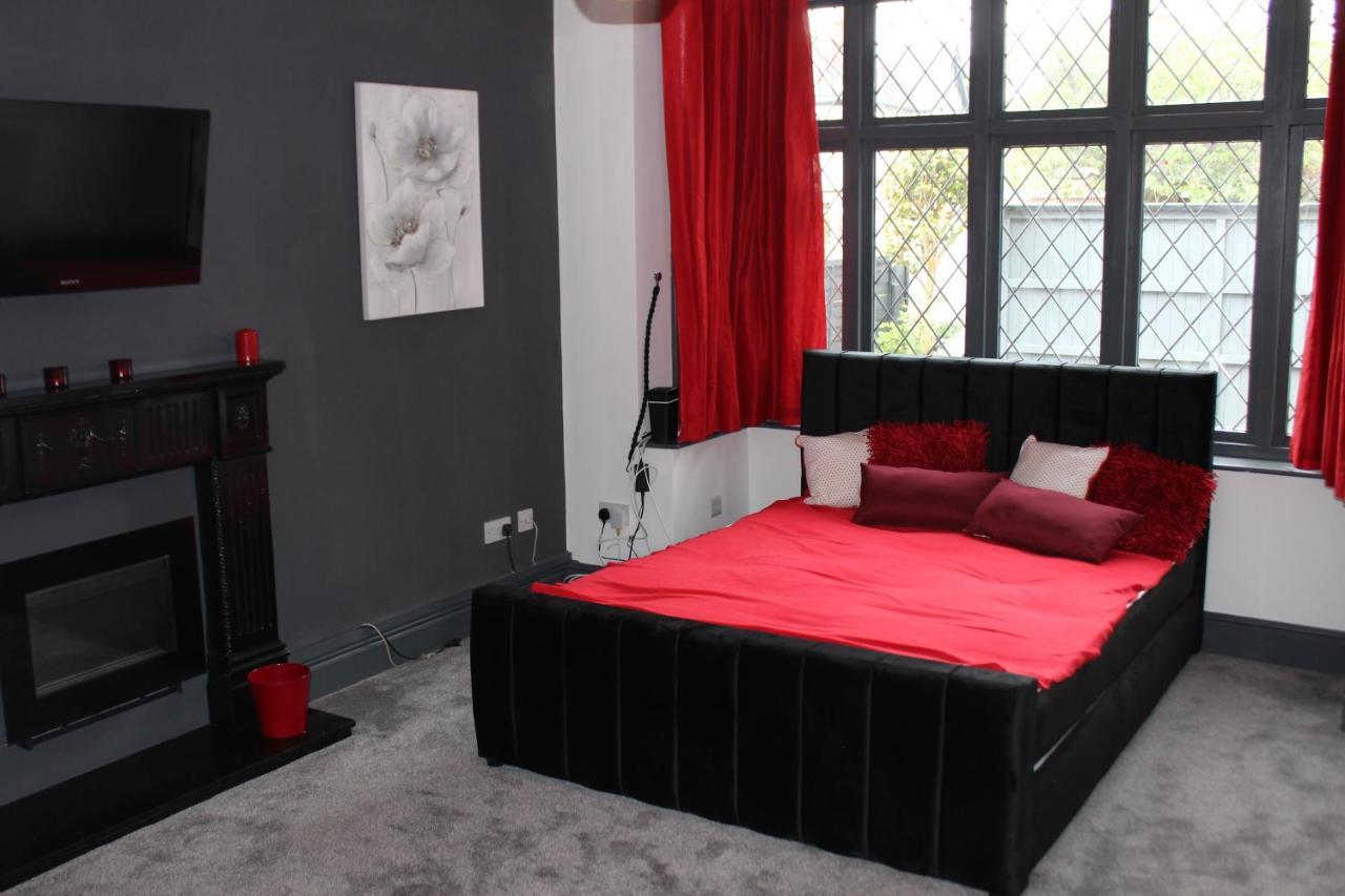 Modern Spacious House - Sleeps 16, Free Parking, Sun Terrace Nuneaton Exterior photo