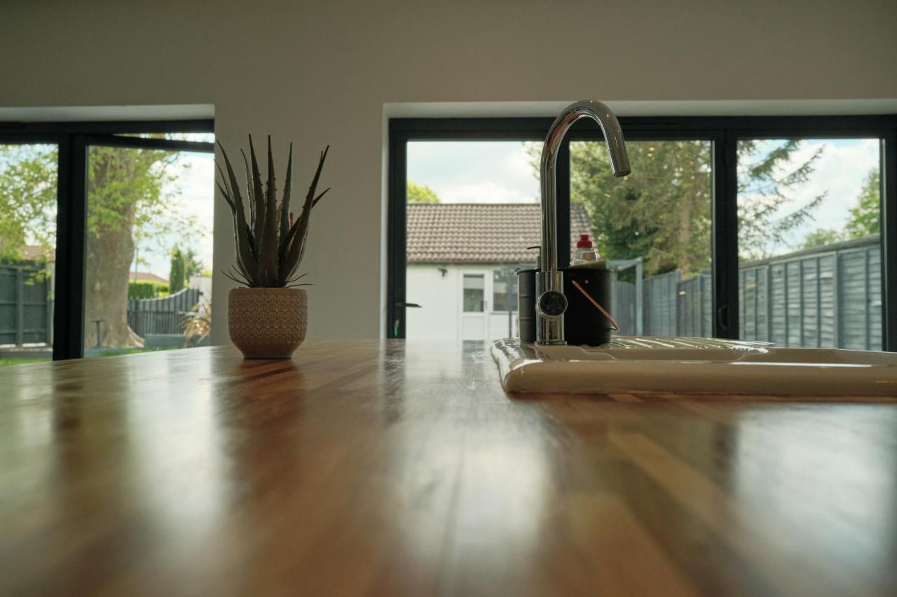 Modern Spacious House - Sleeps 16, Free Parking, Sun Terrace Nuneaton Exterior photo