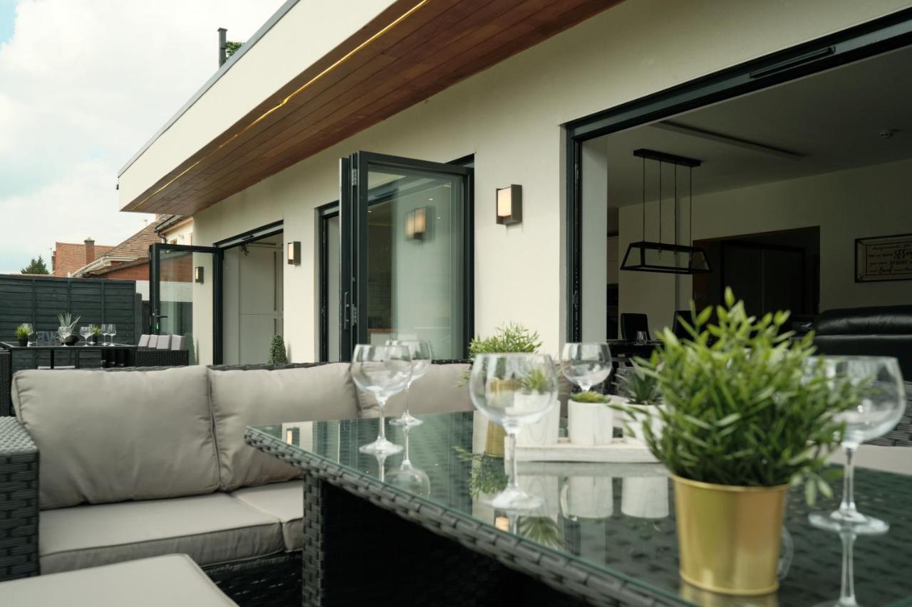 Modern Spacious House - Sleeps 16, Free Parking, Sun Terrace Nuneaton Exterior photo