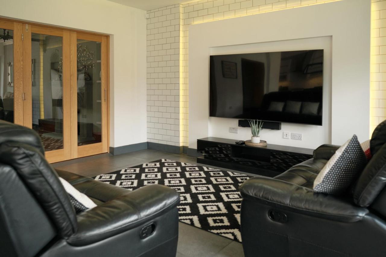 Modern Spacious House - Sleeps 16, Free Parking, Sun Terrace Nuneaton Exterior photo